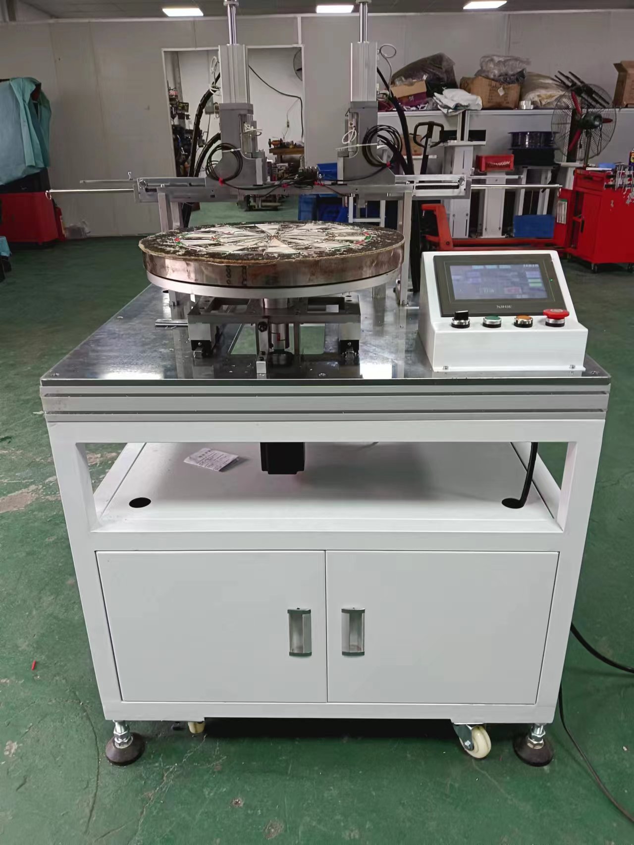 飛(fēi)镖盤自(zì)動鉚釘機(jī)